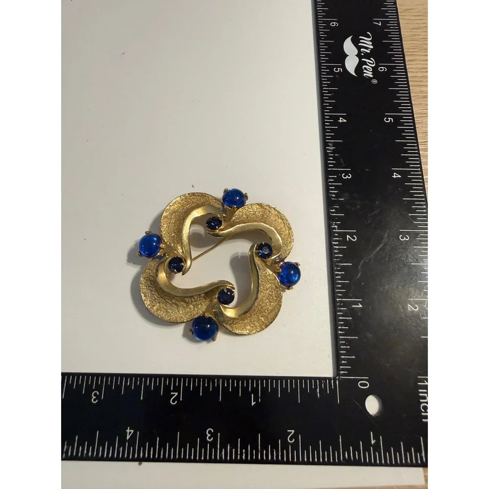 Vintage Bobley Gold Tone Blue Cabochon Glass Stone Wreath‎ Brooch Pin Signed